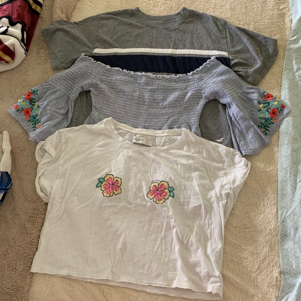 3 tops Hollister